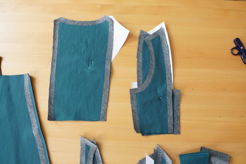 Střih a návod jak ušít dámské podzimní manšestrové šaty bez rukávů - střihová příprava a vyztužení dílů
