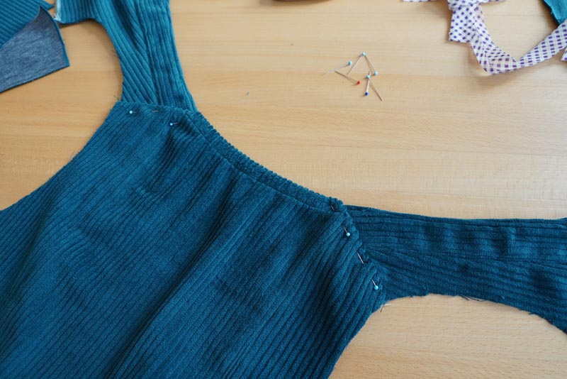 Střih a návod jak ušít dámské podzimní manšestrové šaty bez rukávů - ramenní švy