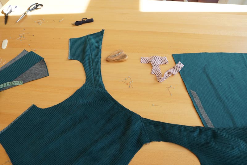 Střih a návod jak ušít dámské podzimní manšestrové šaty bez rukávů - ramenní švy