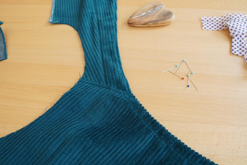 Střih a návod jak ušít dámské podzimní manšestrové šaty bez rukávů - ramenní švy