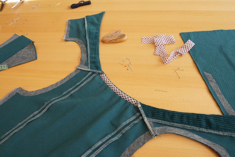 Střih a návod jak ušít dámské podzimní manšestrové šaty bez rukávů - ramenní švy