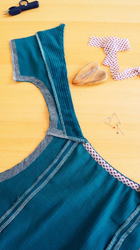 Střih a návod jak ušít dámské podzimní manšestrové šaty bez rukávů - ramenní švy