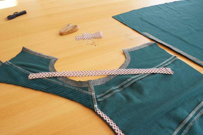 Střih a návod jak ušít dámské podzimní manšestrové šaty bez rukávů - začištění průramku