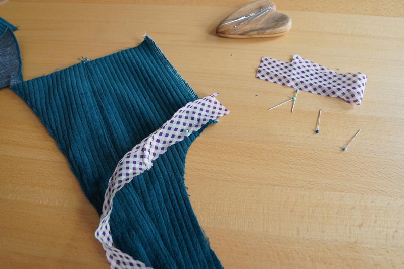 Střih a návod jak ušít dámské podzimní manšestrové šaty bez rukávů - začištění průramku