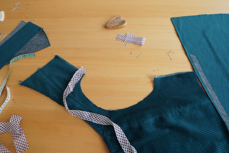 Střih a návod jak ušít dámské podzimní manšestrové šaty bez rukávů - začištění průramku