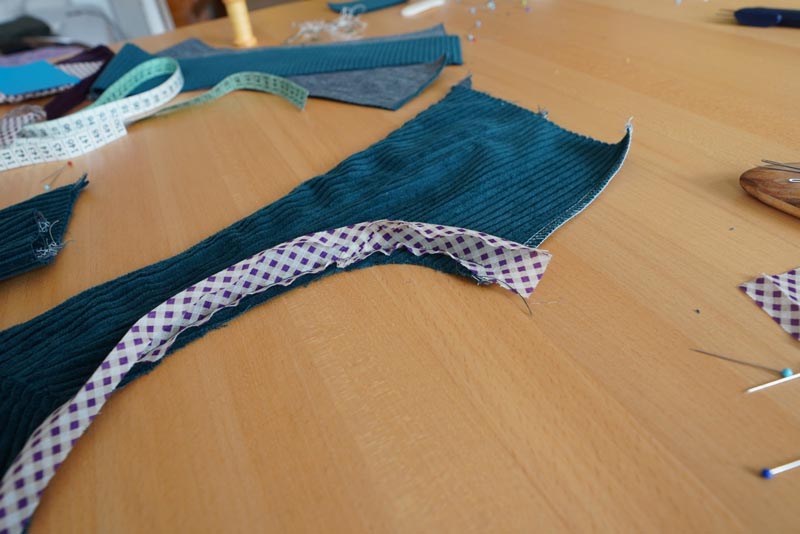 Střih a návod jak ušít dámské podzimní manšestrové šaty bez rukávů - začištění průramku