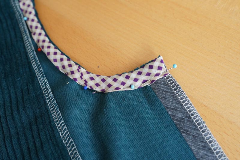 Střih a návod jak ušít dámské podzimní manšestrové šaty bez rukávů - začištění průramku