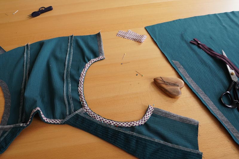 Střih a návod jak ušít dámské podzimní manšestrové šaty bez rukávů - začištění průramku