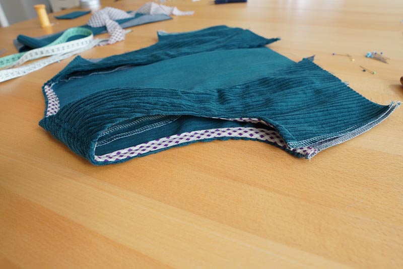 Střih a návod jak ušít dámské podzimní manšestrové šaty bez rukávů - začištění průramku