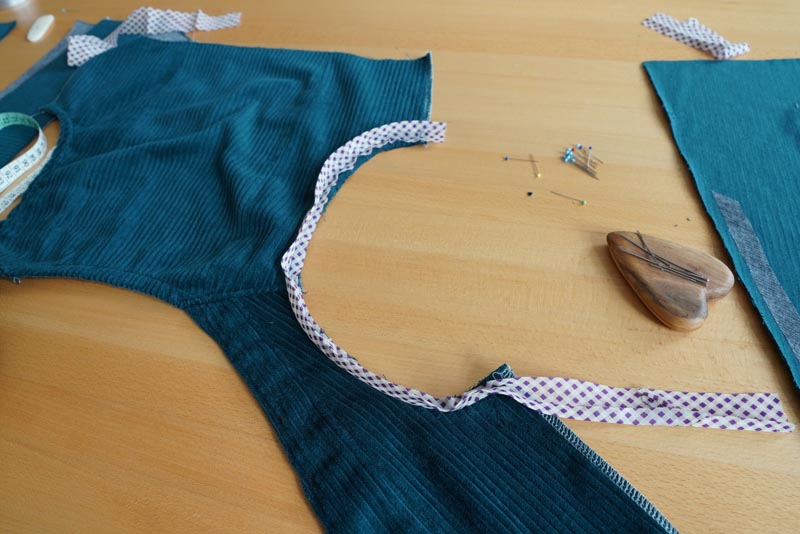 Střih a návod jak ušít dámské podzimní manšestrové šaty bez rukávů - začištění průramku