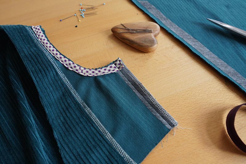 Střih a návod jak ušít dámské podzimní manšestrové šaty bez rukávů - začištění průramku