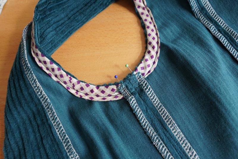 Střih a návod jak ušít dámské podzimní manšestrové šaty bez rukávů - začištění průramku