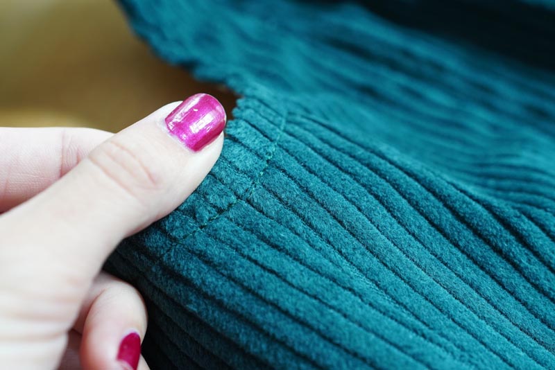 Střih a návod jak ušít dámské podzimní manšestrové šaty bez rukávů - začištění průramku