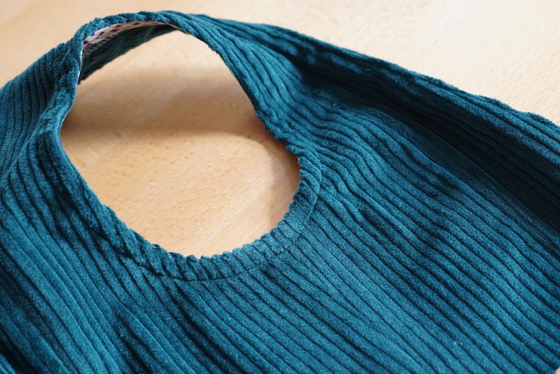 Střih a návod jak ušít dámské podzimní manšestrové šaty bez rukávů - začištění průramku