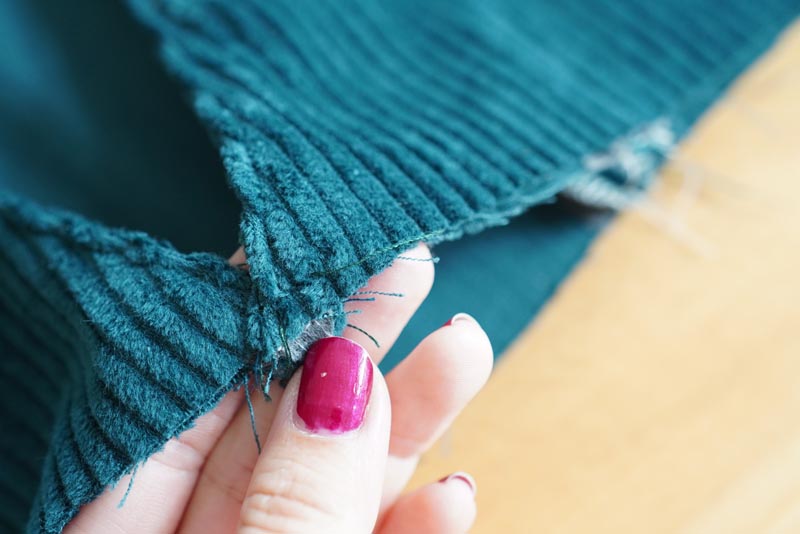 Střih a návod jak ušít dámské podzimní manšestrové šaty bez rukávů - překřížení předních dílů