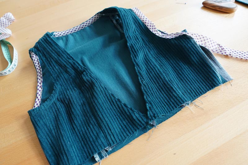 Střih a návod jak ušít dámské podzimní manšestrové šaty bez rukávů - překřížení předních dílů