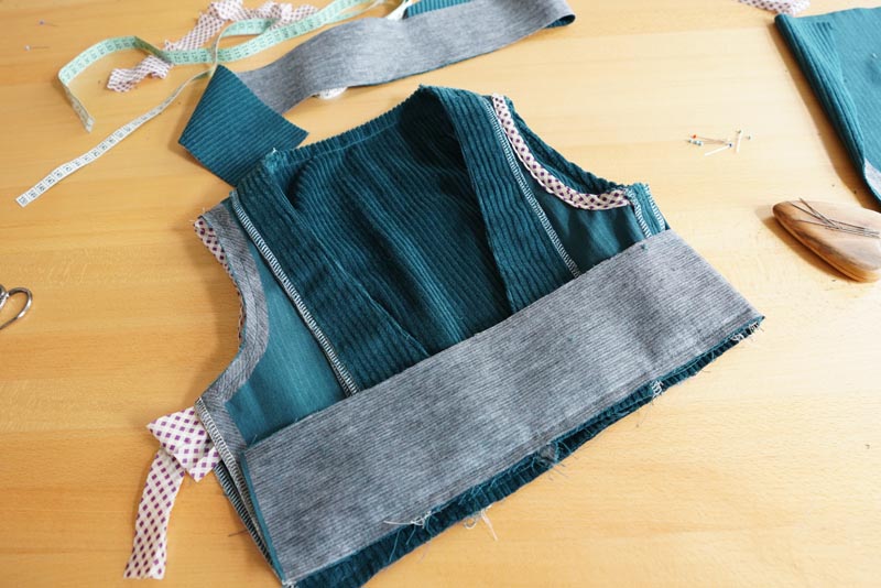 Střih a návod jak ušít dámské podzimní manšestrové šaty bez rukávů - pásek