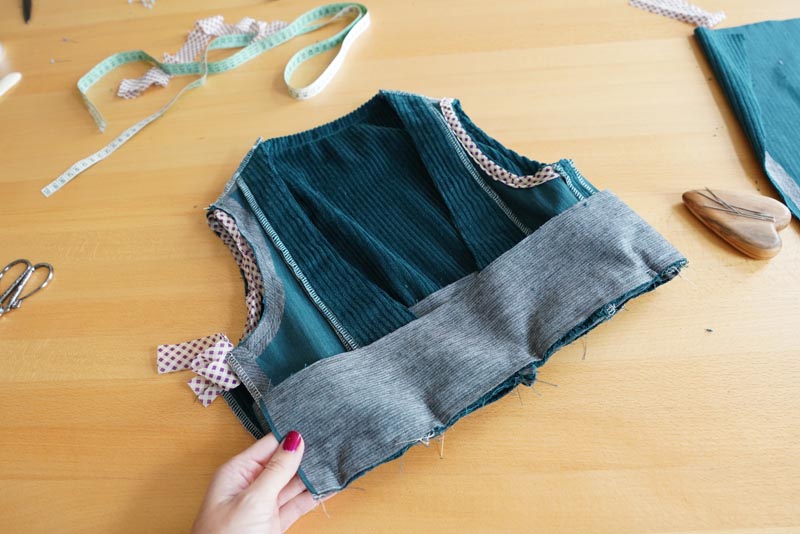 Střih a návod jak ušít dámské podzimní manšestrové šaty bez rukávů - pásek