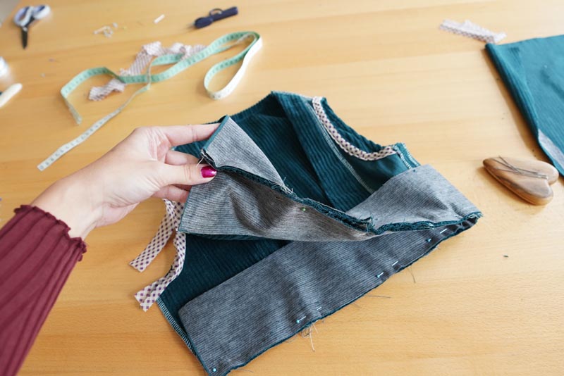 Střih a návod jak ušít dámské podzimní manšestrové šaty bez rukávů - pásek