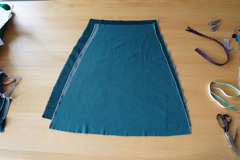 Střih a návod jak ušít dámské podzimní manšestrové šaty bez rukávů - sukně - boční švy