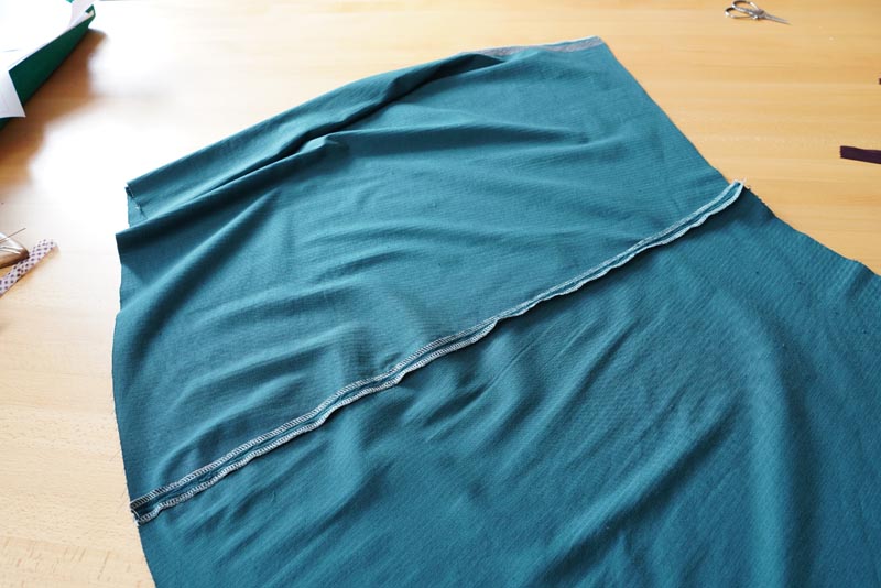 Střih a návod jak ušít dámské podzimní manšestrové šaty bez rukávů - sukně - boční švy