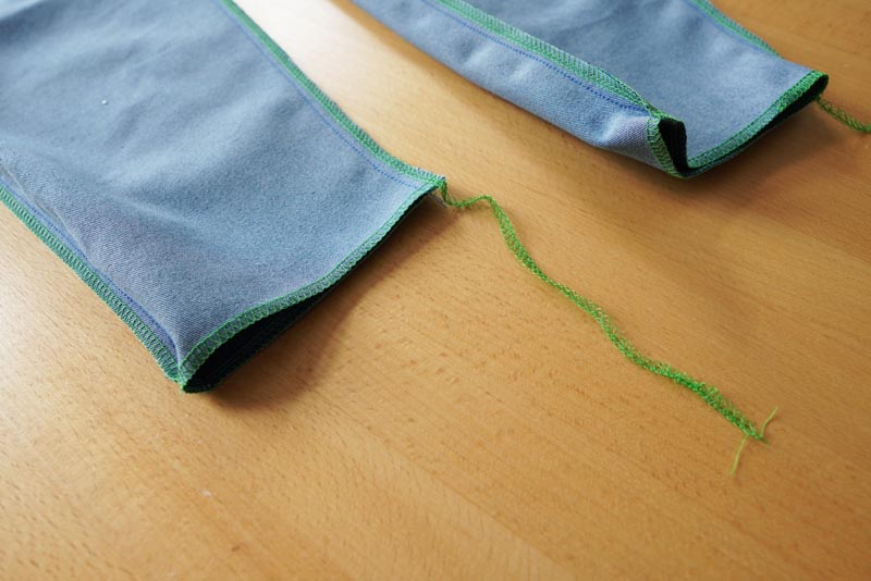 Návod na šití kalhot s pružným pasem a nařasením (+ dětský a dámský střih) - začištění střižního okraje nohavic