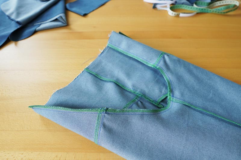 Návod na šití kalhot s pružným pasem a nařasením (+ dětský a dámský střih) - sedový šev