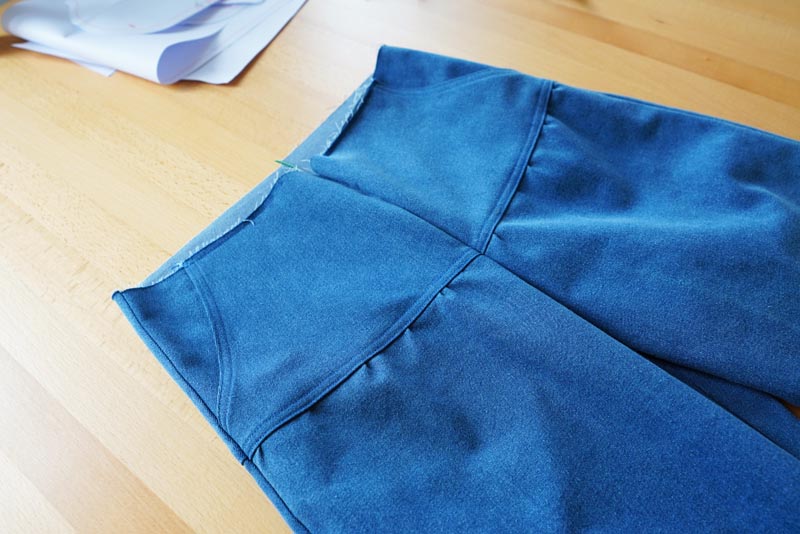 Návod na šití kalhot s pružným pasem a nařasením (+ dětský a dámský střih) - sedový šev