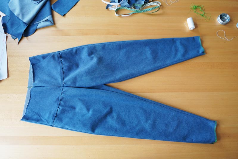 Návod na šití kalhot s pružným pasem a nařasením (+ dětský a dámský střih) - sedový šev