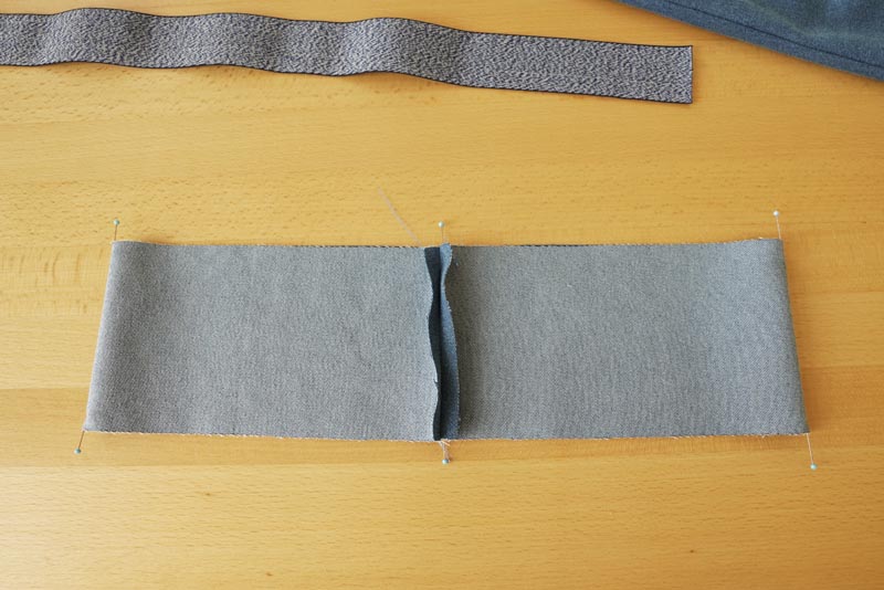 Návod na šití kalhot s pružným pasem a nařasením (+ dětský a dámský střih) - dokončení pásku