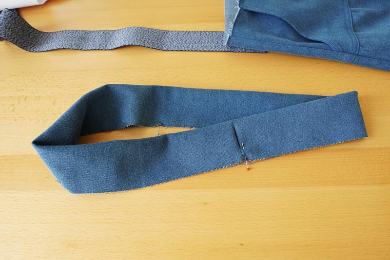 Návod na šití kalhot s pružným pasem a nařasením (+ dětský a dámský střih) - dokončení pásku