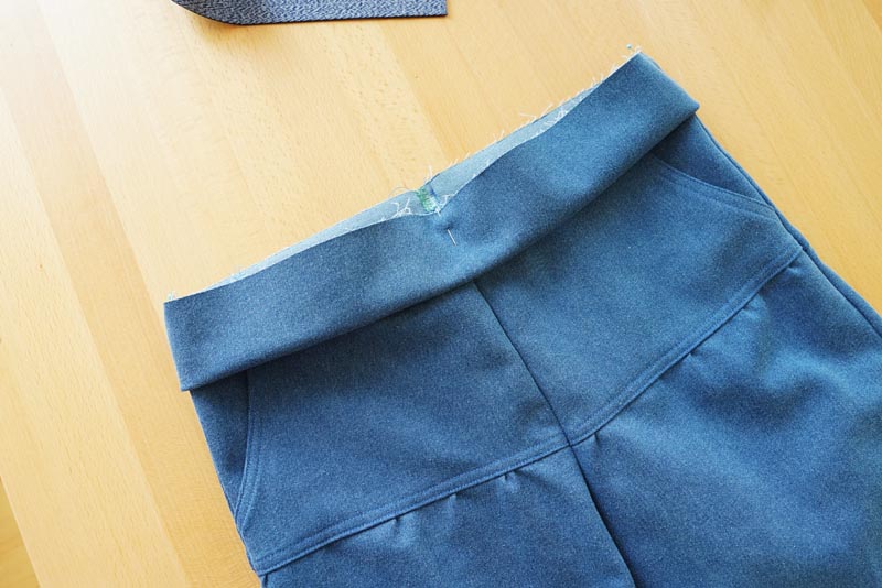 Návod na šití kalhot s pružným pasem a nařasením (+ dětský a dámský střih) - dokončení pásku