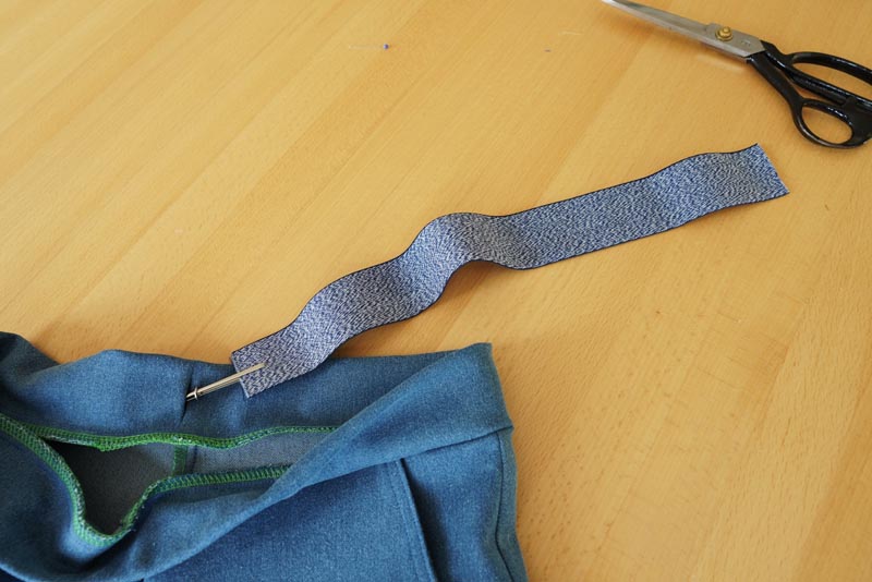 Návod na šití kalhot s pružným pasem a nařasením (+ dětský a dámský střih) - všití gumy do pásku