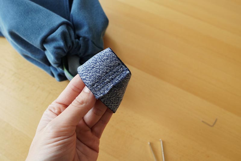 Návod na šití kalhot s pružným pasem a nařasením (+ dětský a dámský střih) - všití gumy do pásku