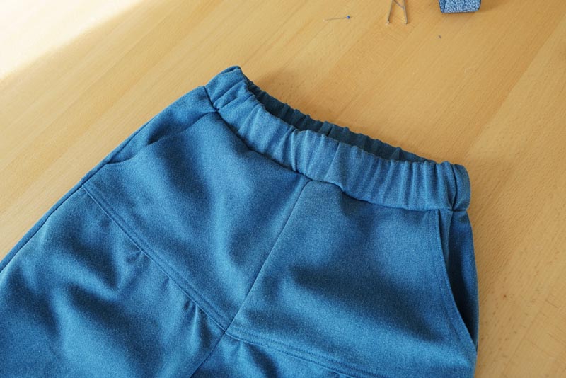 Návod na šití kalhot s pružným pasem a nařasením (+ dětský a dámský střih) - dokončení všité gumy do pasu