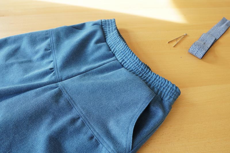 Návod na šití kalhot s pružným pasem a nařasením (+ dětský a dámský střih) - dokončení všité gumy do pasu