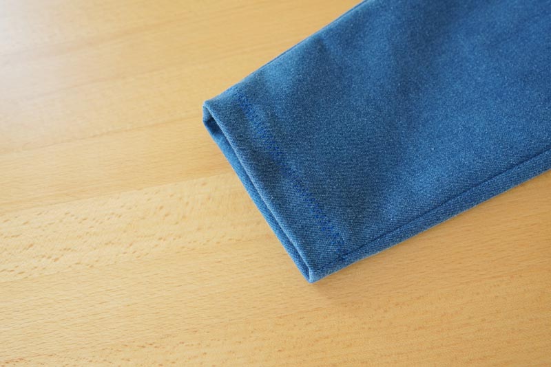 Návod na šití kalhot s pružným pasem a nařasením (+ dětský a dámský střih) - zakončení lemu nohavic