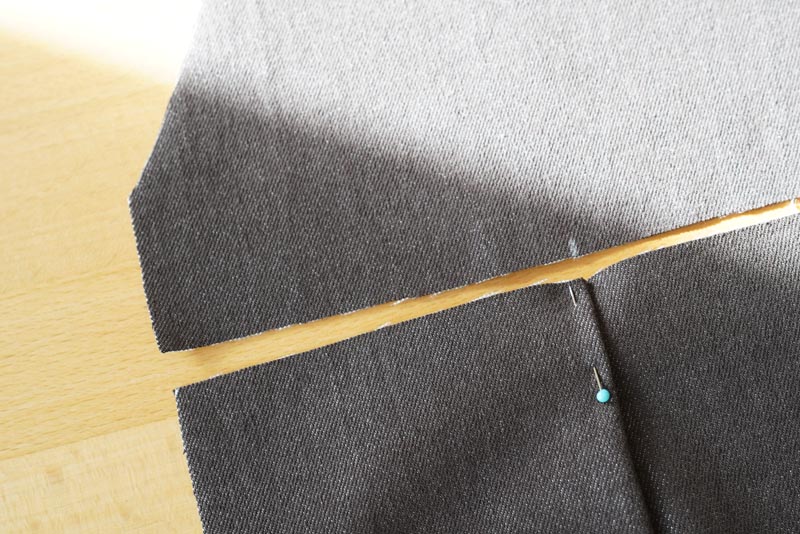 Jak ušít lehce balónové kalhoty s pasem do gumy - dámské nebo dětské, návod na šití zdarma - vytvoření záhybů