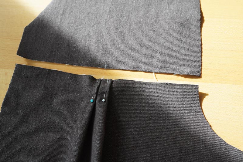 Jak ušít lehce balónové kalhoty s pasem do gumy - dámské nebo dětské, návod na šití zdarma - vytvoření záhybů