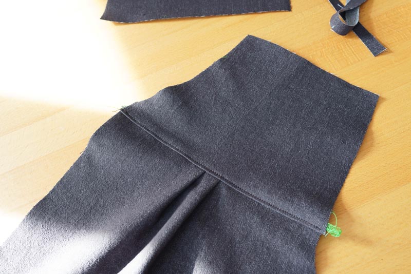 Jak ušít lehce balónové kalhoty s pasem do gumy - dámské nebo dětské, návod na šití zdarma - vytvoření záhybů