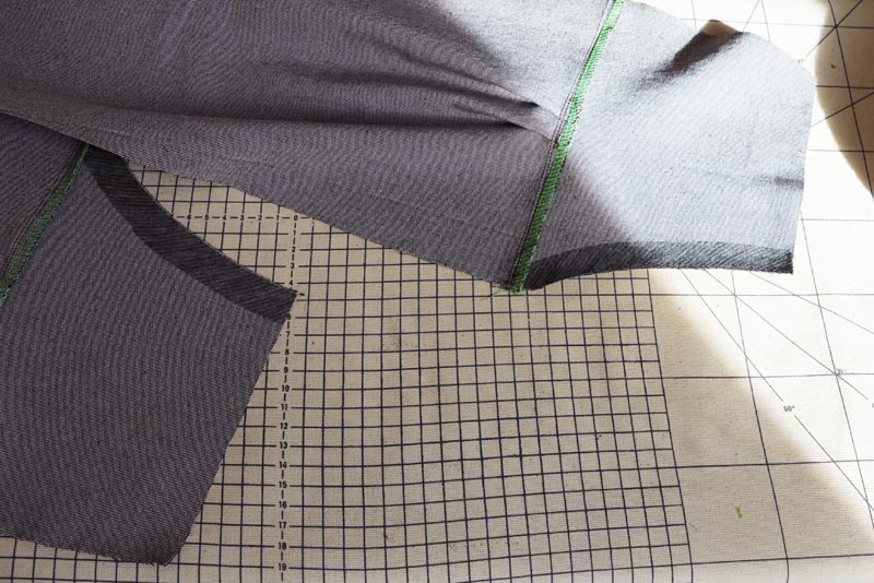 Jak ušít lehce balónové kalhoty s pasem do gumy - dámské nebo dětské, návod na šití zdarma - podžehlení kapsového průhmatu