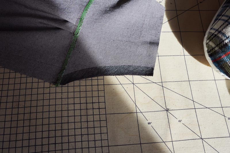 Jak ušít lehce balónové kalhoty s pasem do gumy - dámské nebo dětské, návod na šití zdarma - podžehlení kapsového průhmatu