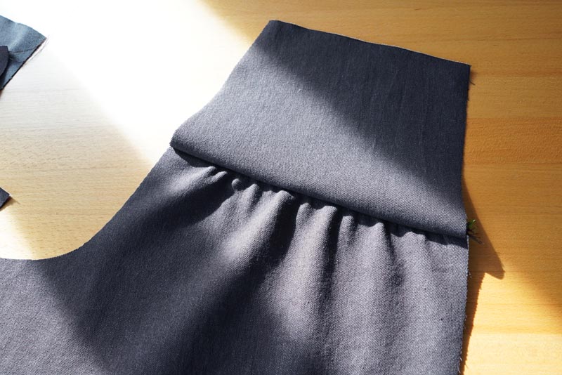 Jak ušít lehce balónové kalhoty s pasem do gumy - dámské nebo dětské, návod na šití zdarma - řasení