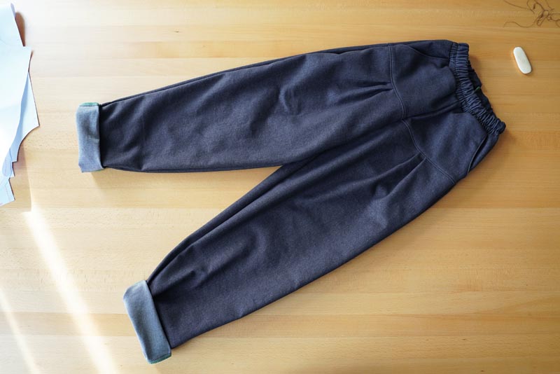 Střih na dětské nebo dámské kalhoty s nařasenými nohavicemi a pasem do gumy + návod na šití kalhot zdarma