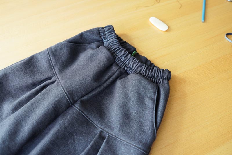 Střih na dětské nebo dámské kalhoty s nařasenými nohavicemi a pasem do gumy + návod na šití kalhot zdarma