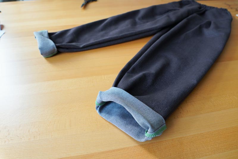 Střih na dětské nebo dámské kalhoty s nařasenými nohavicemi a pasem do gumy + návod na šití kalhot zdarma