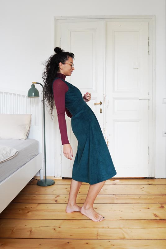 Návod a střih na jednoduché dámské manšestrové šaty zdarma