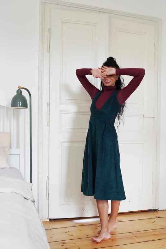 Návod a střih na jednoduché dámské manšestrové šaty zdarma