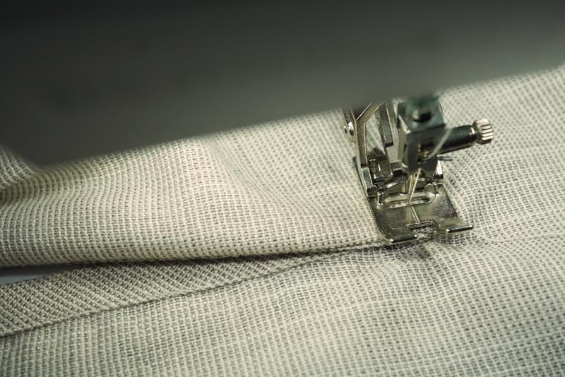 Jak ušít jednoduchou dámskou vrchní košili, podrobný návod na šití krok za krokem zdarma + střih v dámských velikostech 32-60. Rozparek rukávu