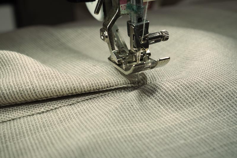 Jak ušít jednoduchou dámskou vrchní košili, podrobný návod na šití krok za krokem zdarma + střih v dámských velikostech 32-60. Rozparek rukávu